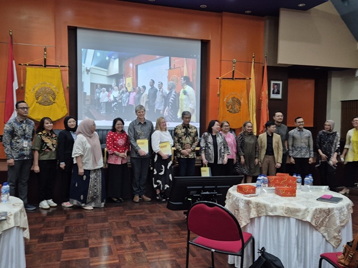 Group photo of UQ & UI delegation 